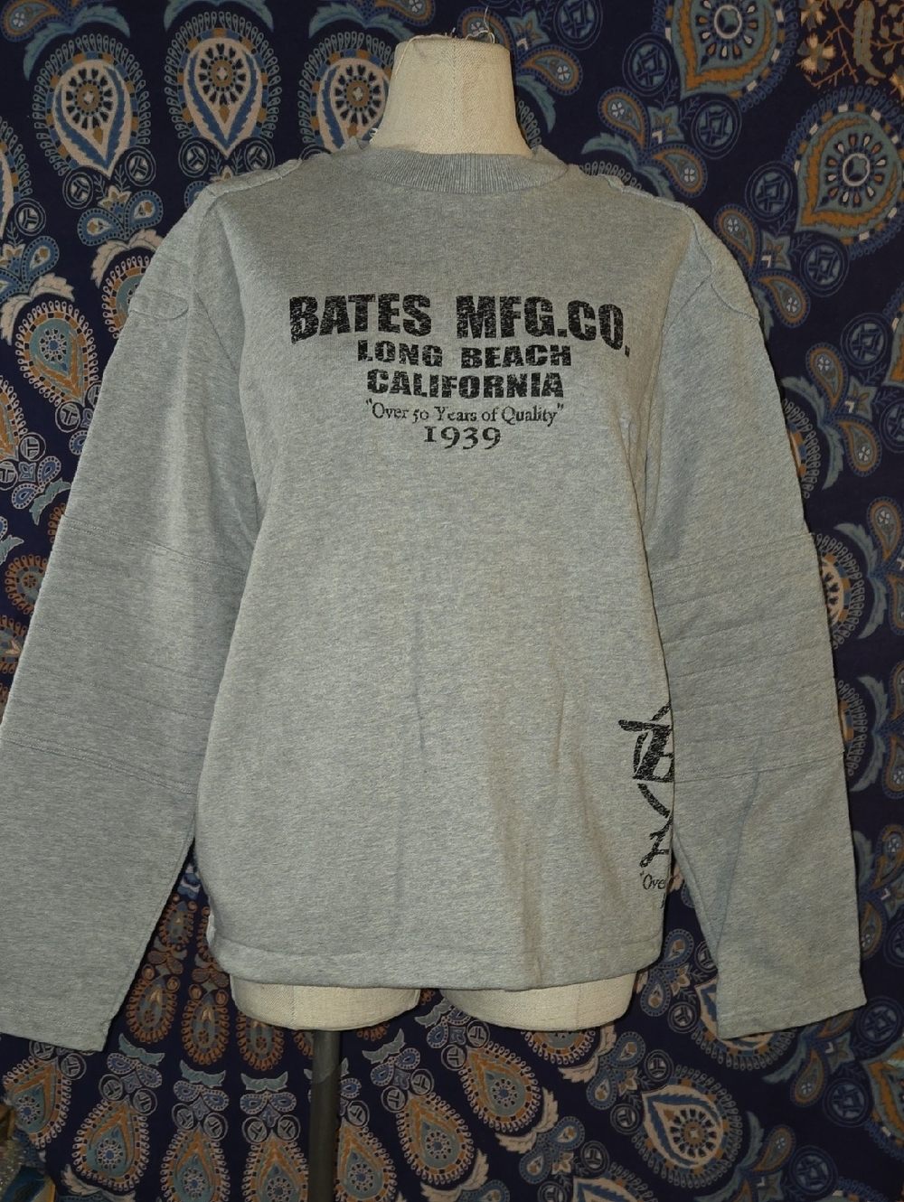 Bates Mfg. Co. Crewneck Sweatshirt Size Large.